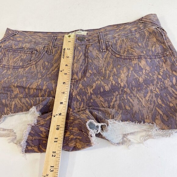 Free People Cutoff Frayed Shorts Size 29 Womens Purple Printed Denim Mid Rise - Picture 8 of 10